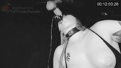 Schéint Meedchen mat perfekten Titten am Gloryhole