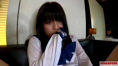 18 Joer aalt japanesch Meedchen mat klengen Titten sprëtzen an Orgasmen mat Fanger Ficken a Sexspiller. Asiatesch Meedchen am Schoulcosplay Kostüm gëtt Blowjobs am Amateurvideo. Mao 7 OSAKAPORN.