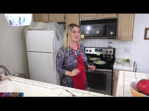 ❤️ Stepmom Mëllech him an der Kichen virun sengem Datum ️ Anal Porno bei eis