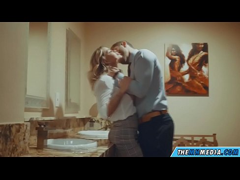 ❤️ Wann eng Busty Blond Iech an engem ëffentlechen Toilette verféiert ️ Anal Porno bei eis